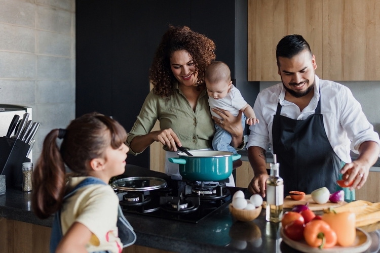 familia cocina usuarios efigas gas natural